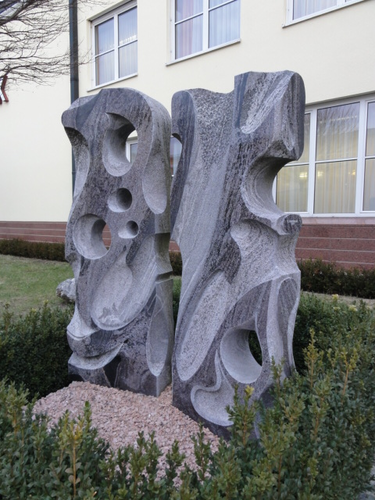 Steinskulptur bei der Raiffeisenkasse