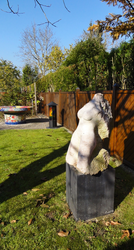 Steinplastik in der Welser Straße 15