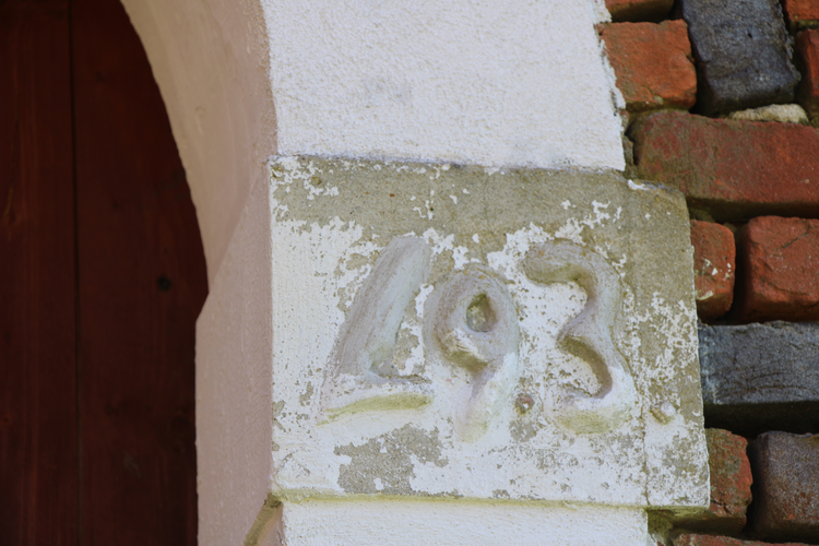 Mörtlmayrgut - Haustür, Hofeinfahrt und Fenster 