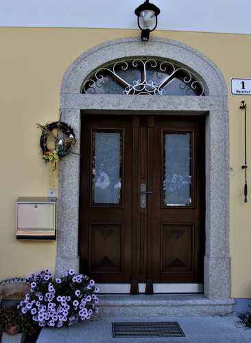 Mayrhofergut - Haustür und Fenster 