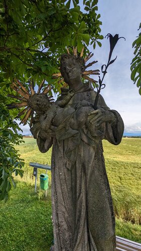 Antonius Statue, Steinhaus