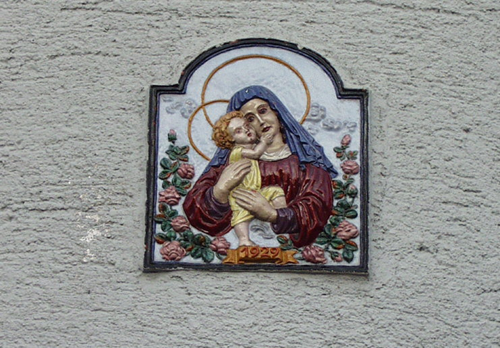 Karl Loy Straße 22, Wels - Madonna Relief | © Steinerberger