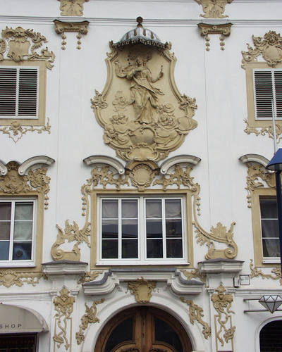 Kaiser Josef Platz 56, Wels - Stuckrelief, Immaculata,  | © Steinerberger