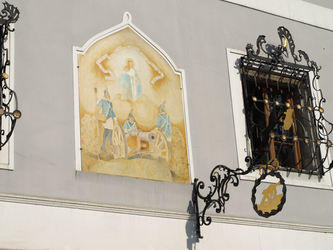 Stuckwirt, Fabrikstraße 24, Wels - Hausbild St. Barbara und Gewerbeschild | © Steinerberger