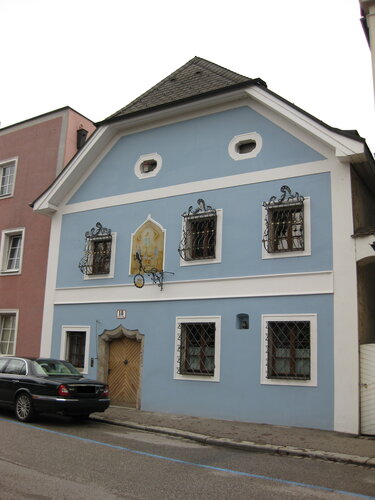 Stuckwirt, Fabrikstraße 24, Wels - Hausbild St. Barbara und Gewerbeschild | © Steinerberger