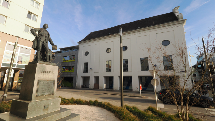 Kaiser Josef Denkmal, KJ-Platz, Ostseite, Wels | © Steinerberger