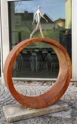 Figur, Volksbank-Innenhof, Wels | © Steinerberger