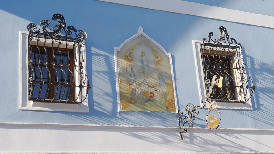 Stuckwirt, Fabrikstraße 24, Wels - Hausbild St. Barbara und Gewerbeschild | © Steinerberger