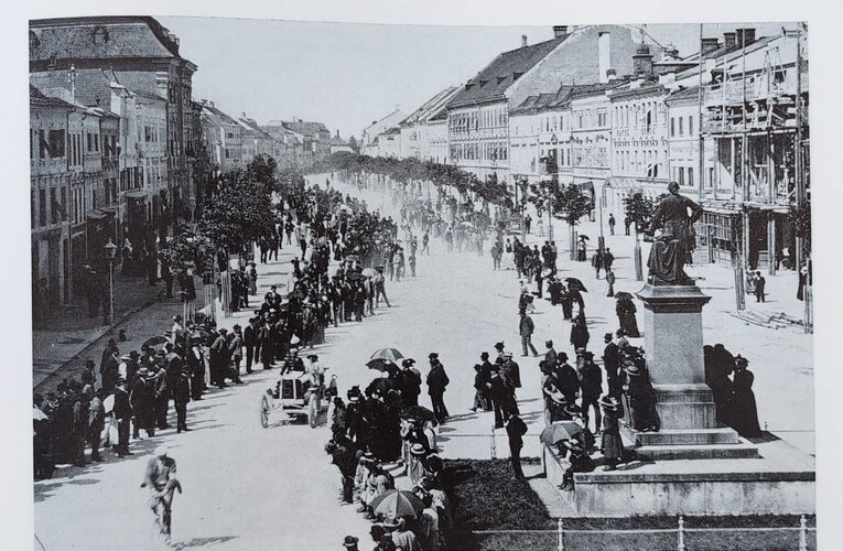 Kaiser Josef Denkmal, KJ-Platz, Ostseite, Wels | © Steinerberger