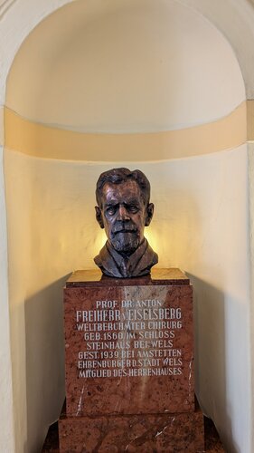 Eiselsberg_Denkmal; Rathaus; Wels | © Steinerberger