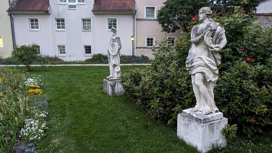 Schloss Eisenfeld Figuren, Burggarten Wels, Wels | © Steinerberger