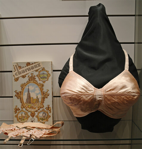 Strumpfgürtel und Büstenhalter