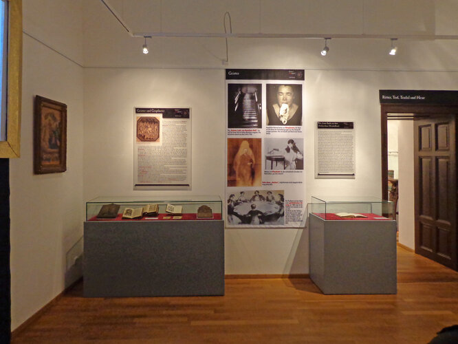 Ausstellungsansicht "Geister und Gespenster"