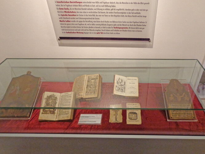 Vitrinenansicht: "Geister und Gespenster"