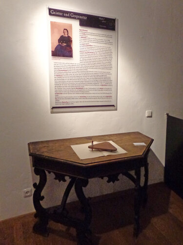 Ausstellungsansicht "Geister und Gespenster: Spiritismus"