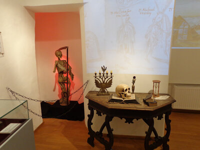 Ausstellungsansicht „Adel und Tod“