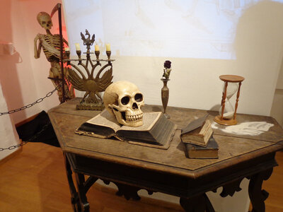 Ausstellungsansicht „Adel und Tod“