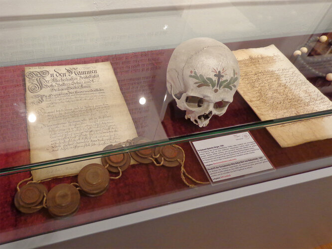 Vitrine im Raum "Der Tod"