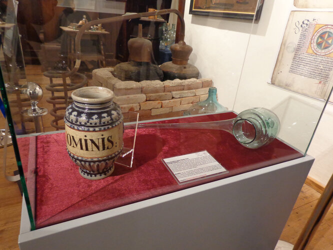 Vitrine "Der Stein der Weisen"