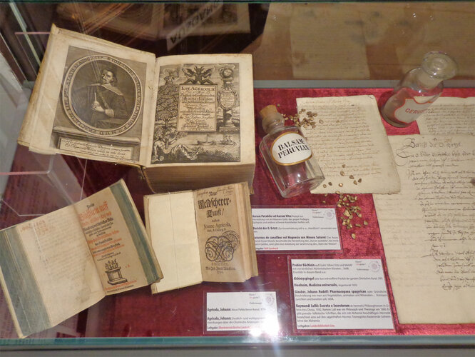 Vitrine "Der Stein der Weisen"