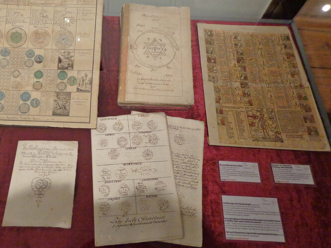 Vitrinenansicht "Astrologie, Sterndeutung und Horoskope zur Zeit der Renaissance