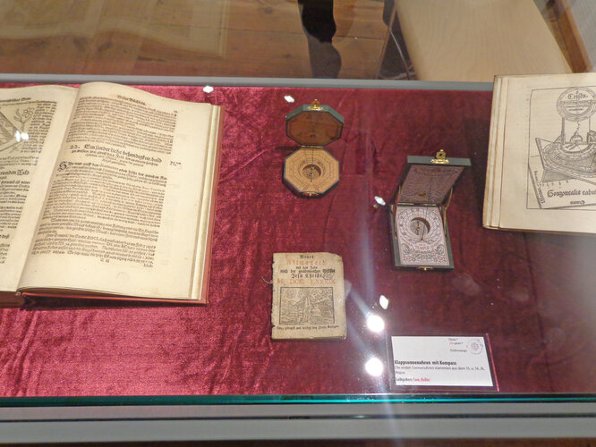 Klappsonnenuhren mit Kompass