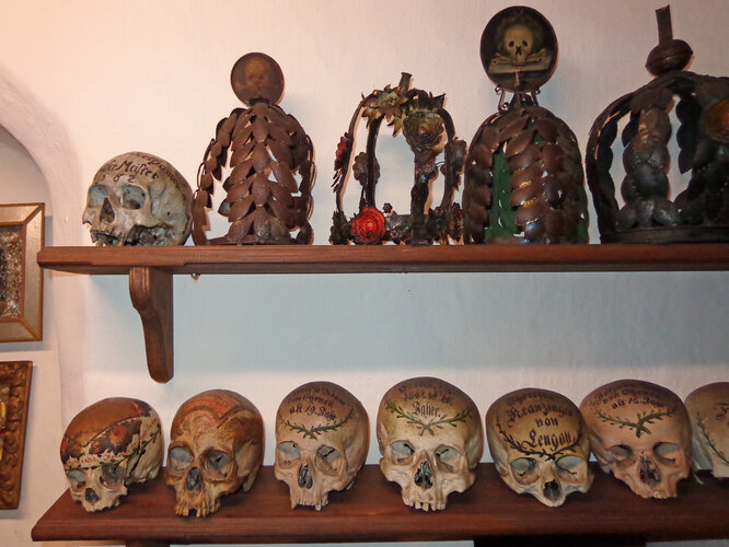 Totenköpfe und Totenkronen