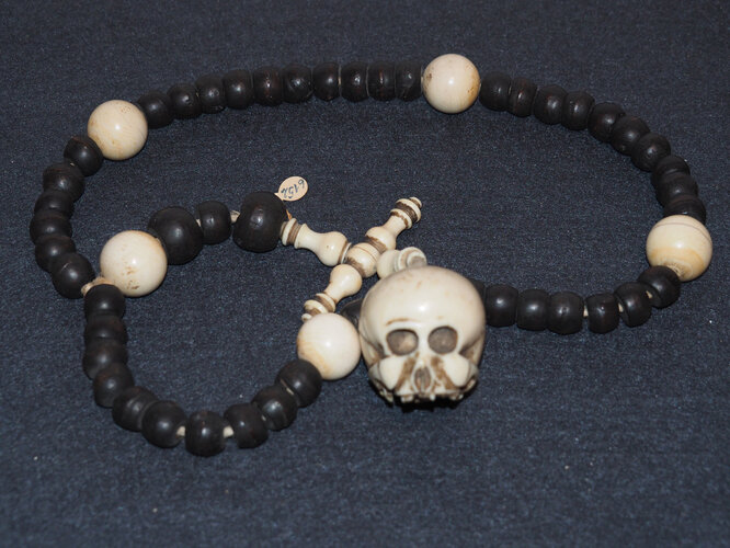 Rosenkranz mit Totenkopf