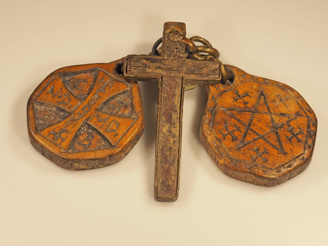 Amulett mit Satorformel | © Foto: Fam. Keller