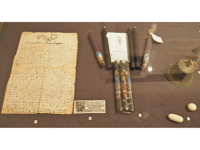 Vitrinenansicht "Abwehrzauber"