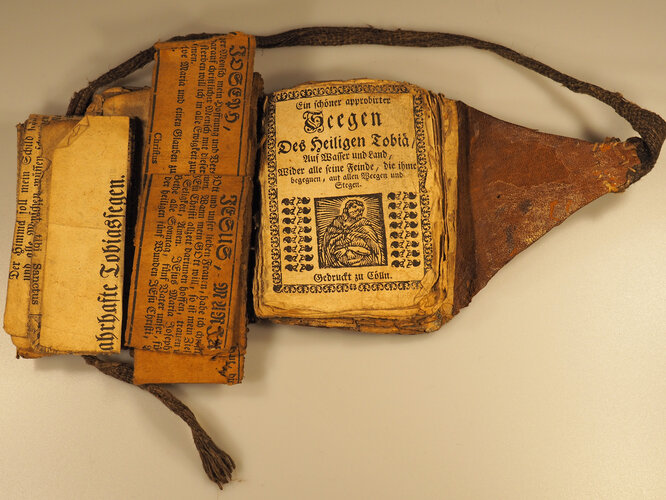 Lederumschlag mit Schutzschriften | © Foto: Fam. Keller, Geboltskirchen