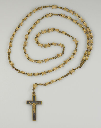 Rosenkranz aus Natternwirbeln | © Foto: Fam. Keller