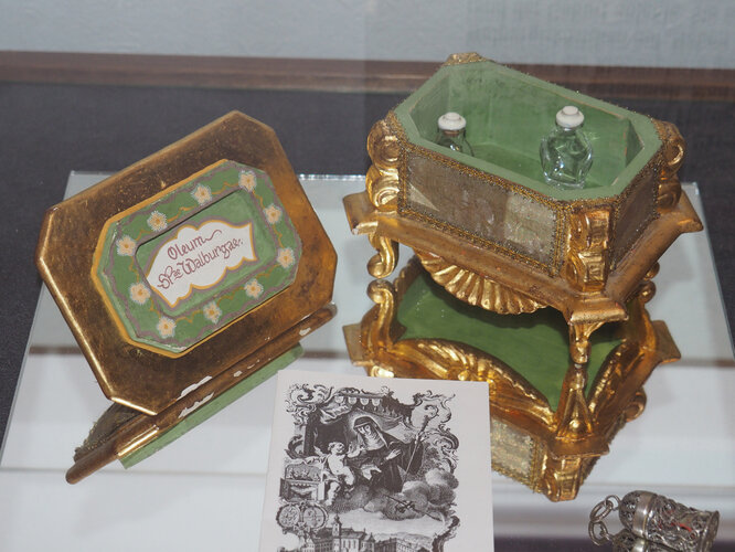 Walpurga- Kästchen und Heiligenbildchen S. Walpurga | © Foto: Fam. Keller, Geboltskirchen