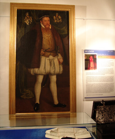 Ausstellungsansicht mit einem Portrait des Sebastian Jörger