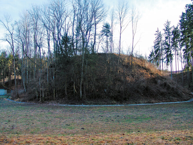 Der ehemalige Burghügel