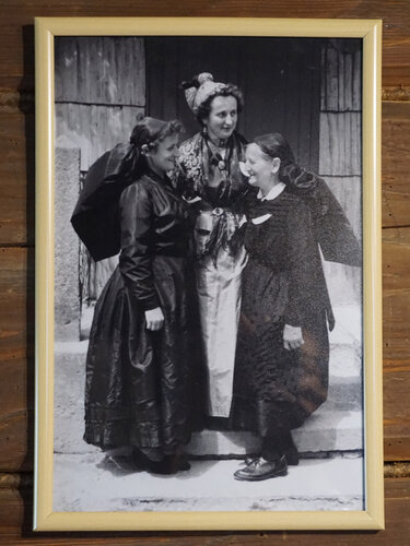 Katharina Dobler mit Goldhaube