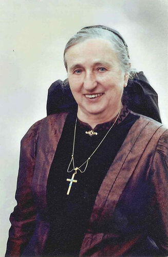 Katharina Dobler mit Kopftuch