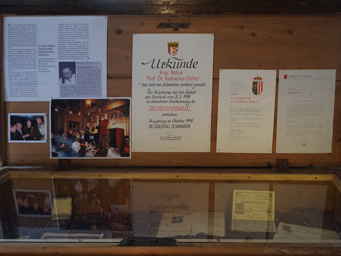 Vitrine mit Dokumenten