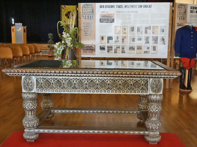 Ausstellungsansicht: "Der eiserne Tisch"