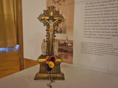 Statuette mit Kreuzigungsgruppe