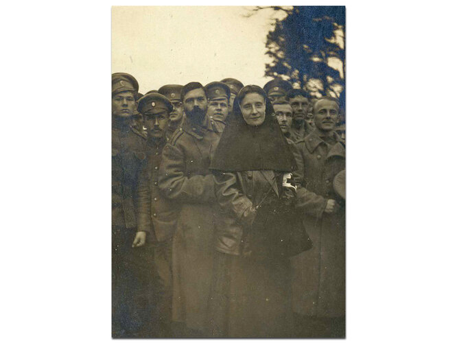 Rot-Kreuz Schwester mit russischen Kriegsgefangenen