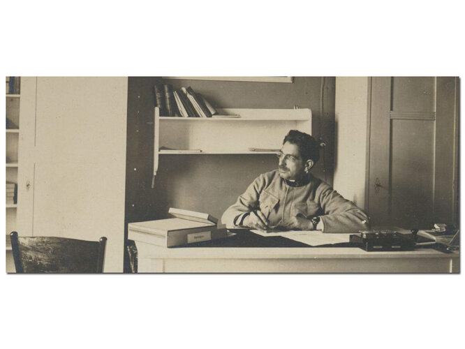 Lagerarzt in seiner Kanzlei