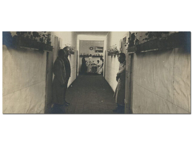 Wartegang in der Spitalsbaracke