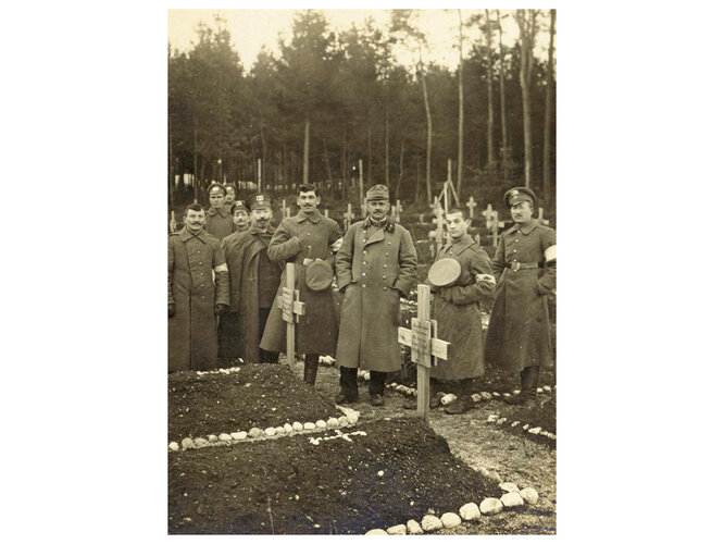 Österr. Unteroffizier mit russischen kriegsgefangenen Ärzten am Kriegerfriedhof