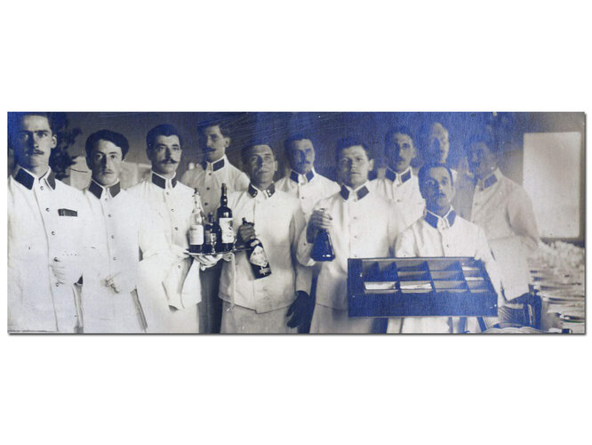 Ordonanzen in der Offiziersmesse