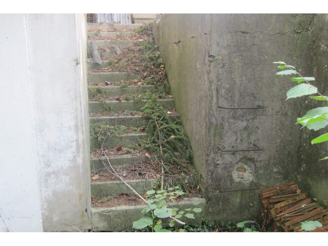 Abgang zu einem Klärbecken