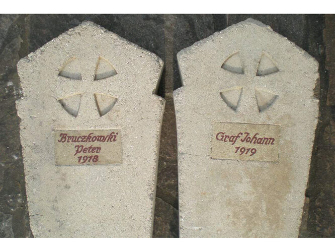 Grabsteine von ehemaligen Gefangenen | © Foto: Museumsverein Marchtrenk