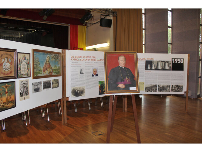 Die Geistlichkeit der katholischen Pfarre | © Walter Schulder