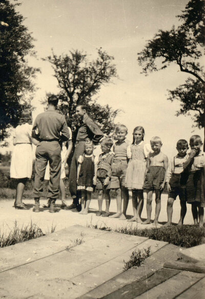 Amerikanische Soldaten mit Kindern | © DI Mag. Dr. Gerhard Hubmer