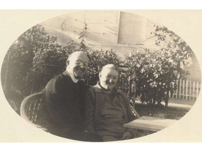 Pfarrer Höltinger mit seiner Schwester | © Römisch-katholische Pfarre Marchtrenk